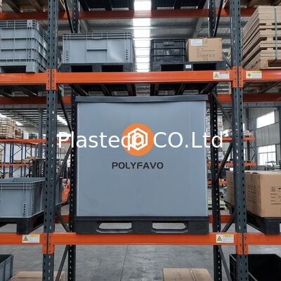 Embalagem de recipientes de plástico em recipientes de plástico